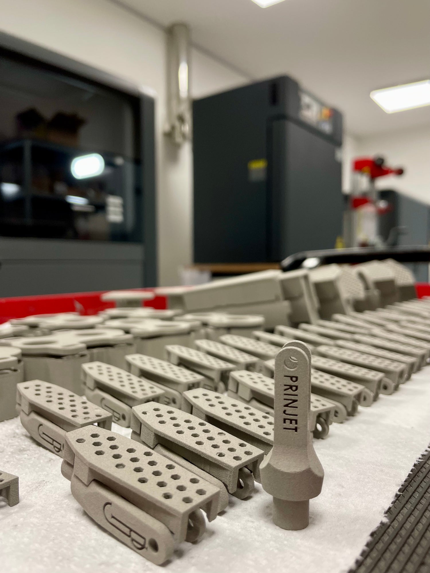 prototipazione-produzione-fedback-recensioni-servizio-clienti-qualità-di-stampa-build-box-velocità-di-stampa-3d-sinterizzazione-depowdering-processo-di-stampa-3d-progettazione-modellazione-scansione-expertise-team-prinjet-stampa-3d-metallo-venezia-binder-jetting