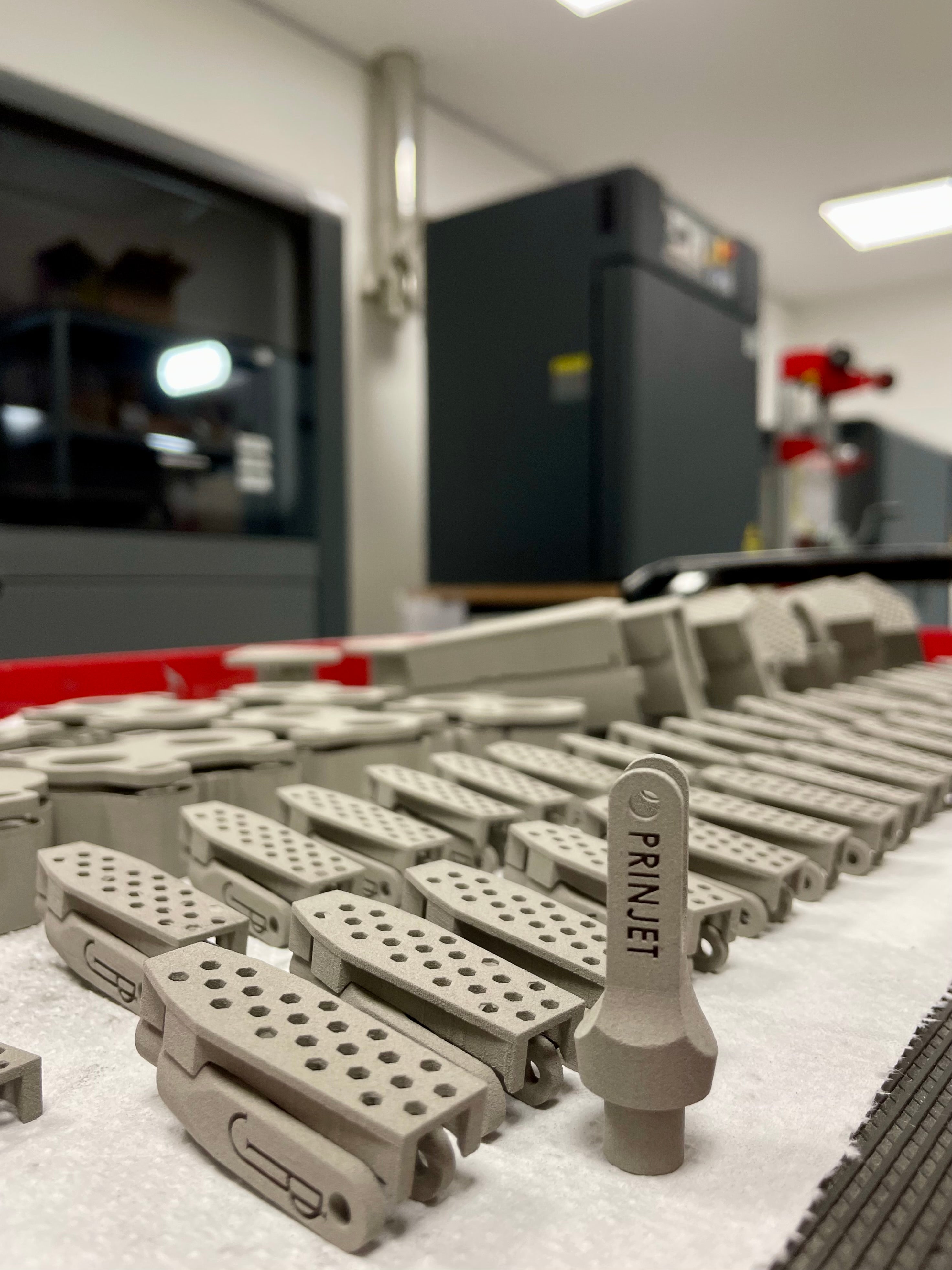 prototipazione-produzione-fedback-recensioni-servizio-clienti-qualità-di-stampa-build-box-velocità-di-stampa-3d-sinterizzazione-depowdering-processo-di-stampa-3d-progettazione-modellazione-scansione-expertise-team-prinjet-stampa-3d-metallo-venezia-binder-jetting